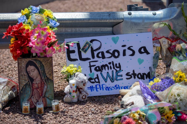 Flores y una imagen de la Virgen de Guadalupe adornan un monumento conmemorativo improvisado en honor de las víctimas de un tiroteo en un centro comercial en El Paso, TX el 4 de agosto de 2019. El letrero dice "El Paso es una familia. Permanecemos unidos" Flores y una imagen de la Virgen de Guadalupe adornan un monumento conmemorativo improvisado en honor de las víctimas de un tiroteo en un centro comercial en El Paso, TX el 4 de agosto de 2019. El letrero dice "El Paso es una familia. Permanecemos unidos"