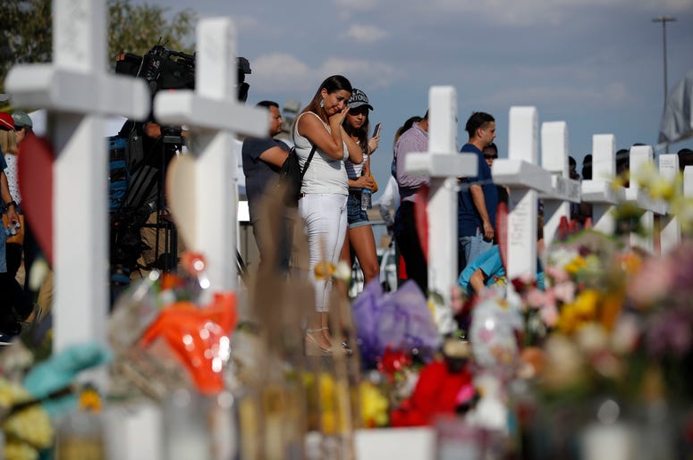 Personas visitan un altar improvisado el lunes 5 de agosto de 2019, en el lugar de una masacre en un centro comercial de El Paso, Texas. Personas visitan un altar improvisado el lunes 5 de agosto de 2019, en el lugar de una masacre en un centro comercial de El Paso, Texas.
