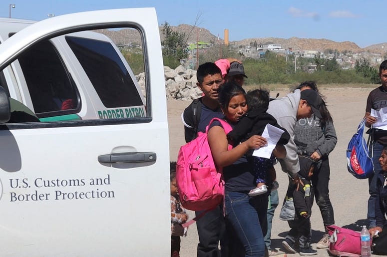 En esta imagen tomada de un video en abril de 2019, migrantes se entregan a agentes fronterizos en El Paso, Texas, después de cruzar hacia territorio estadounidense desde México. En esta imagen tomada de un video en abril de 2019, migrantes se entregan a agentes fronterizos en El Paso, Texas, después de cruzar hacia territorio estadounidense desde México.