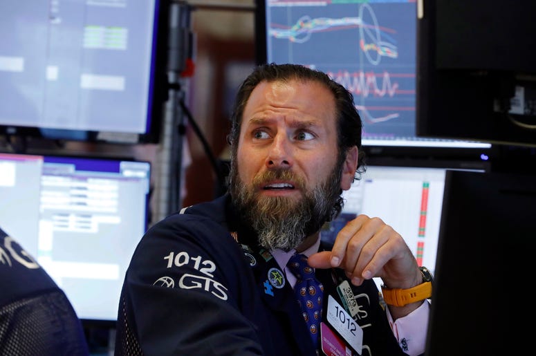 El especialista Michael Pistillo trabaja en su lugar en la Bolsa de Valores de Nueva York, el miércoles 14 de agosto de 2019. El especialista Michael Pistillo trabaja en su lugar en la Bolsa de Valores de Nueva York, el miércoles 14 de agosto de 2019.