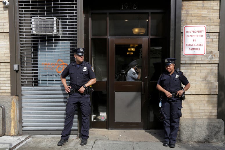 En esta foto de archivo del 21 de junio de 2018, agentes montan guardia frente a la agencia de adopciones Cayuga Centers de Nueva York. Tres de cuatro incidentes de ataques físicos a niños inmigrantes separados de sus familias implicaron a Cayuga Centers, En esta foto de archivo del 21 de junio de 2018, agentes montan guardia frente a la agencia de adopciones Cayuga Centers de Nueva York. Tres de cuatro incidentes de ataques físicos a niños inmigrantes separados de sus familias implicaron a Cayuga Centers,