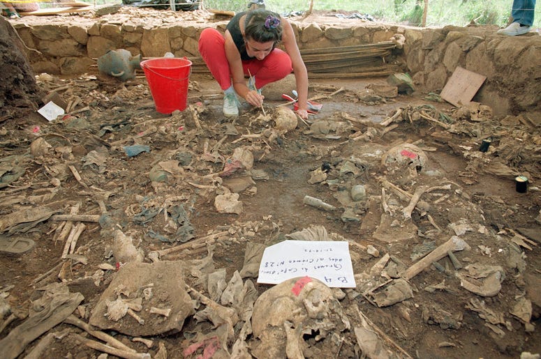 En esta foto de archivo del 23 de octubre de 1992, la antropóloga forense Claudia Bernard, de Argentina, limpia tierra de restos humanos en El Mozote, El Salvador. En esta foto de archivo del 23 de octubre de 1992, la antropóloga forense Claudia Bernard, de Argentina, limpia tierra de restos humanos en El Mozote, El Salvador.