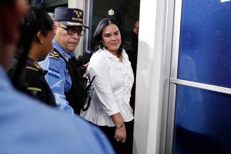 En esta imagen, tomada el 20 de agosto de 2019, la ex primera dama de Honduras, Rosa Elena Bonilla de Lobo, sale de un juzgado tras ser condenada por cargos de corrupción, en Tegucigalpa, Honduras. Un tribunal condenó a Bonilla por la apropiación indebida En esta imagen, tomada el 20 de agosto de 2019, la ex primera dama de Honduras, Rosa Elena Bonilla de Lobo, sale de un juzgado tras ser condenada por cargos de corrupción, en Tegucigalpa, Honduras. Un tribunal condenó a Bonilla por la apropiación indebida