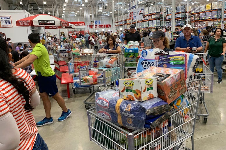Compradores esperan en largas filas en un establecimiento de Costco, el 29 de agosto de 2019, en Davie, Florida, mientras hacen acopio de provisiones antes de la llegada del huracán Dorian. Compradores esperan en largas filas en un establecimiento de Costco, el 29 de agosto de 2019, en Davie, Florida, mientras hacen acopio de provisiones antes de la llegada del huracán Dorian.