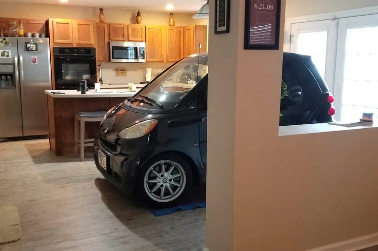 En esta foto del 3 de septiembre del 2019 proveída por Jessica Eldridge se ve el auto de su esposo estacionado en la cocina de su casa en Jacksonville, Florida, para protegerlo del huracán Dorian. En esta foto del 3 de septiembre del 2019 proveída por Jessica Eldridge se ve el auto de su esposo estacionado en la cocina de su casa en Jacksonville, Florida, para protegerlo del huracán Dorian.