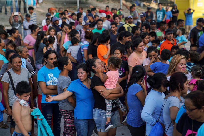 En esta fotografía del 30 de agosto de 2019, decenas de migrantes aguardan a recibir alimentos en un campamento cerca del Puente Nuevo Internacional en Matamoros. En esta fotografía del 30 de agosto de 2019, decenas de migrantes aguardan a recibir alimentos en un campamento cerca del Puente Nuevo Internacional en Matamoros.