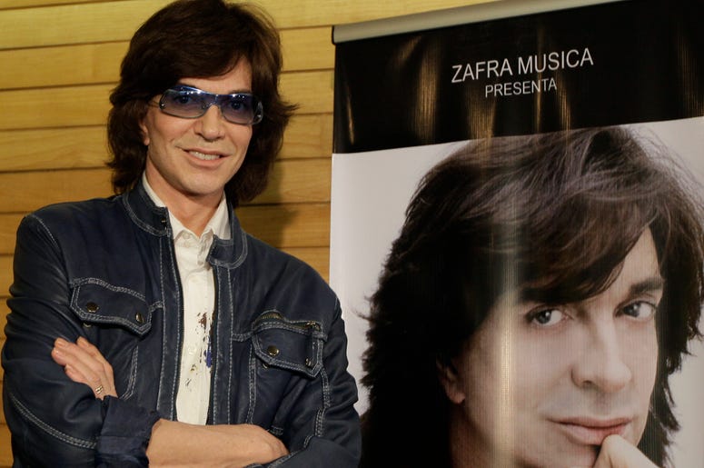 En esta foto del 4 de noviembre del 2009, el cantante español Camilo Sesto posa junto a un afiche con su imagen durante una conferencia de prensa en la Ciudad de México. Sesto, un astro popular en los años 70 y 80 que vendió más de 100 millones de discos En esta foto del 4 de noviembre del 2009, el cantante español Camilo Sesto posa junto a un afiche con su imagen durante una conferencia de prensa en la Ciudad de México. Sesto, un astro popular en los años 70 y 80 que vendió más de 100 millones de discos