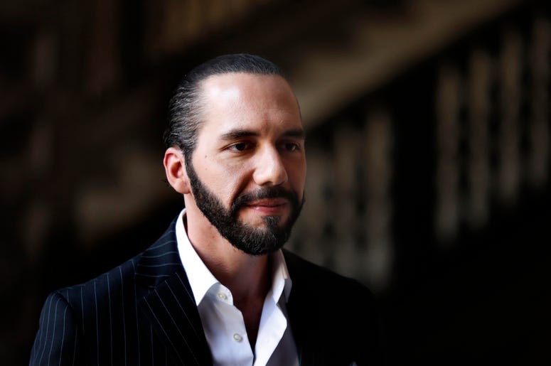 En esta foto de archivo del 12 de marzo de 2019, el presidente salvadoreño Nayib Bukele habla con la prensa en el Palacio Nacional de México tras encontrarse con su homólogo mexicano en Ciudad de México. En esta foto de archivo del 12 de marzo de 2019, el presidente salvadoreño Nayib Bukele habla con la prensa en el Palacio Nacional de México tras encontrarse con su homólogo mexicano en Ciudad de México.