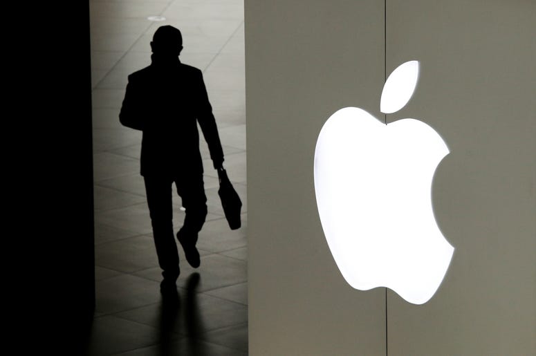 En la foto de archivo del 3 de enero de 2019, un hombre sale de una tienda Apple en Beijing. En la foto de archivo del 3 de enero de 2019, un hombre sale de una tienda Apple en Beijing.