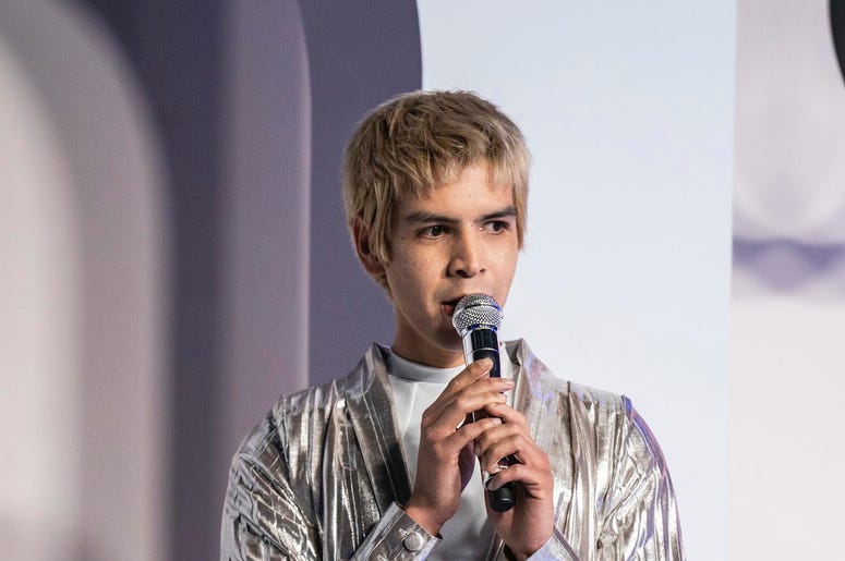En esta imagen difundida por HBO, el actor salvadoreño Julio Torres durante su especial de comedia "My Favorite Shapes". En esta imagen difundida por HBO, el actor salvadoreño Julio Torres durante su especial de comedia "My Favorite Shapes".