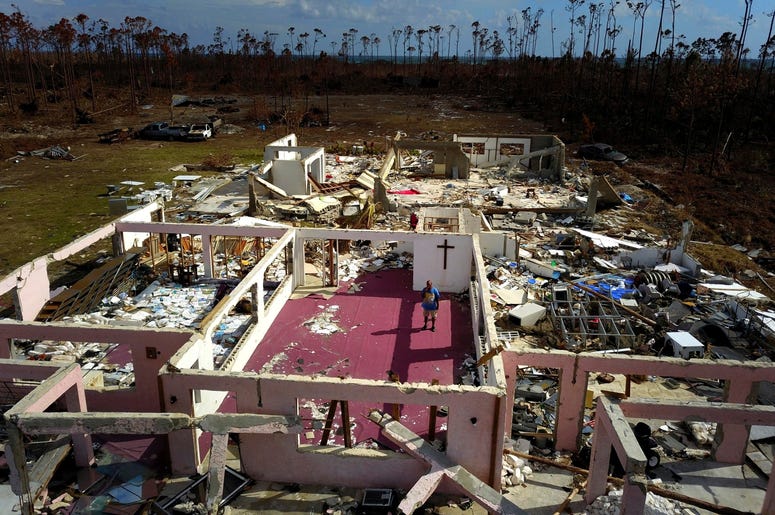 El pastor Jeremiah Saunders posa para una fotografía entre las ruinas de su iglesia, destruida tras el paso del huracán Dorian, en High Rock, Gran Bahama, Bahamas, el 11 de septiembre de 2019. El pastor Jeremiah Saunders posa para una fotografía entre las ruinas de su iglesia, destruida tras el paso del huracán Dorian, en High Rock, Gran Bahama, Bahamas, el 11 de septiembre de 2019.