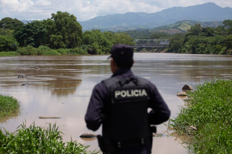 Un agente de la policía nacional salvadoreña observa el río La Paz en la frontera con Guatemala en La Hachadura, El Salvador, el jueves 12 de septiembre de 2019, como parte de un despliegue de 800 policías y soldados para patrullar los puntos ciegos a lo Un agente de la policía nacional salvadoreña observa el río La Paz en la frontera con Guatemala en La Hachadura, El Salvador, el jueves 12 de septiembre de 2019, como parte de un despliegue de 800 policías y soldados para patrullar los puntos ciegos a lo