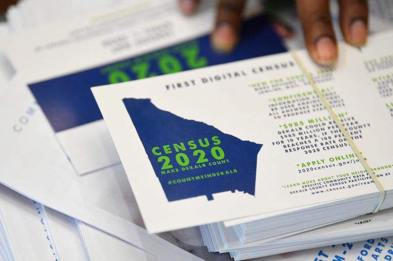 Un empleado muestra folletos relacionados con el censo 2020 de Estados Unidos en una reunión en el estado de Georgia, el 13 de abril de 2019. Un empleado muestra folletos relacionados con el censo 2020 de Estados Unidos en una reunión en el estado de Georgia, el 13 de abril de 2019.