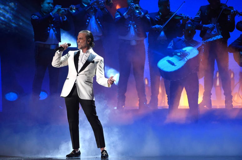 En esta foto del 16 de noviembre de 2017, Alejandro Fernandez canta en la ceremonia de los Latin Grammy en Las Vegas. Fernández recibirá el Premio a la Herencia Hispana por su trayectoria en la música el 1 de octubre de 2019 en el Centro Kennedy en Washin En esta foto del 16 de noviembre de 2017, Alejandro Fernandez canta en la ceremonia de los Latin Grammy en Las Vegas. Fernández recibirá el Premio a la Herencia Hispana por su trayectoria en la música el 1 de octubre de 2019 en el Centro Kennedy en Washin