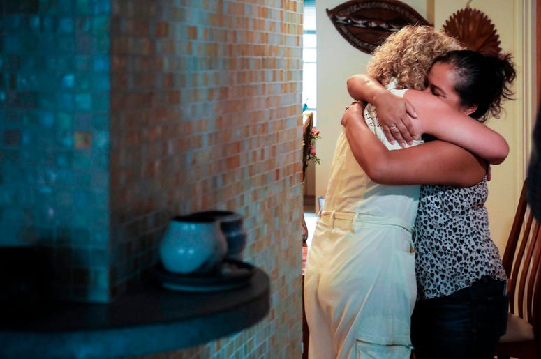 Vivien Tartter, a la izquierda, abraza a su huésped de la casa, Rosayra Pablo Cruz, inmigrante de Guatemala, durante una visita al departamento de la planta baja que ha puesto a disposición de Cruz y su familia, en Nueva York. Vivien Tartter, a la izquierda, abraza a su huésped de la casa, Rosayra Pablo Cruz, inmigrante de Guatemala, durante una visita al departamento de la planta baja que ha puesto a disposición de Cruz y su familia, en Nueva York.