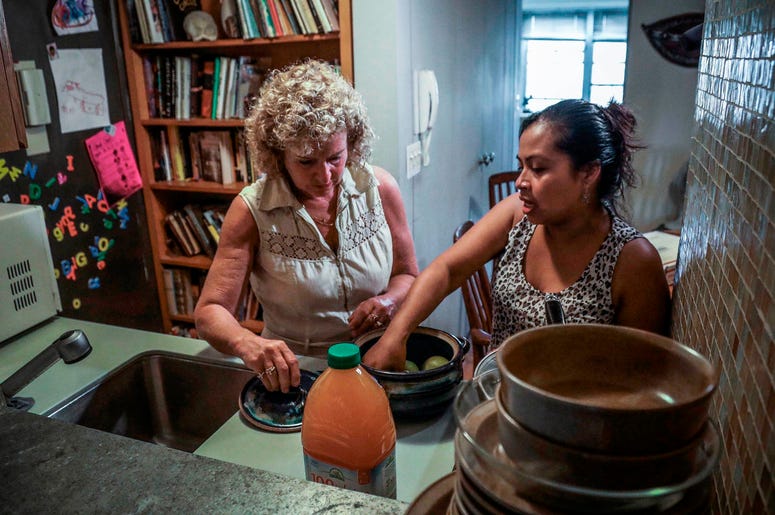 Vivien Tartter, a la izquierda, visita a su huésped, la inmigrante guatemalteca Rosayra Pablo Cruz, en un apartamento en la planta baja que Tartter puso a disposición de Cruz y su familia, en Nueva York. Vivien Tartter, a la izquierda, visita a su huésped, la inmigrante guatemalteca Rosayra Pablo Cruz, en un apartamento en la planta baja que Tartter puso a disposición de Cruz y su familia, en Nueva York.