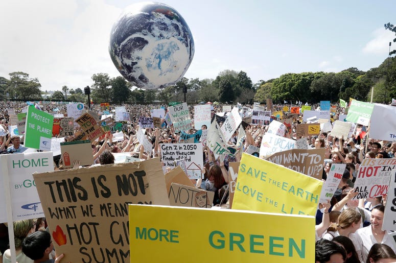 Un gran globo que simula la Tierra rebota entre los miles de asistentes, muchos de ellos estudiantes, a una protesta contra el cambio climático, en Sydney, Australia, el 20 de septiembre de 2019. Un gran globo que simula la Tierra rebota entre los miles de asistentes, muchos de ellos estudiantes, a una protesta contra el cambio climático, en Sydney, Australia, el 20 de septiembre de 2019.