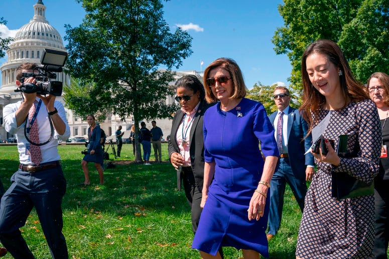 La presidenta de la Cámara de Representantes, Nancy Pelosi, se suma a un acto sindical en el Capitolio, Washington, martes 24 de septiembre de 2019. La presidenta de la Cámara de Representantes, Nancy Pelosi, se suma a un acto sindical en el Capitolio, Washington, martes 24 de septiembre de 2019.