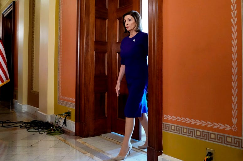 La presidenta de la Cámara de Representantes Nancy Pelosi llega a leer un comunicado en el que anunció el inicio del proceso formal de juicio político contra el mandatario Donald Trump en el Capitolio, el martes 24 de septiembre de 2019, en Washington. La presidenta de la Cámara de Representantes Nancy Pelosi llega a leer un comunicado en el que anunció el inicio del proceso formal de juicio político contra el mandatario Donald Trump en el Capitolio, el martes 24 de septiembre de 2019, en Washington.