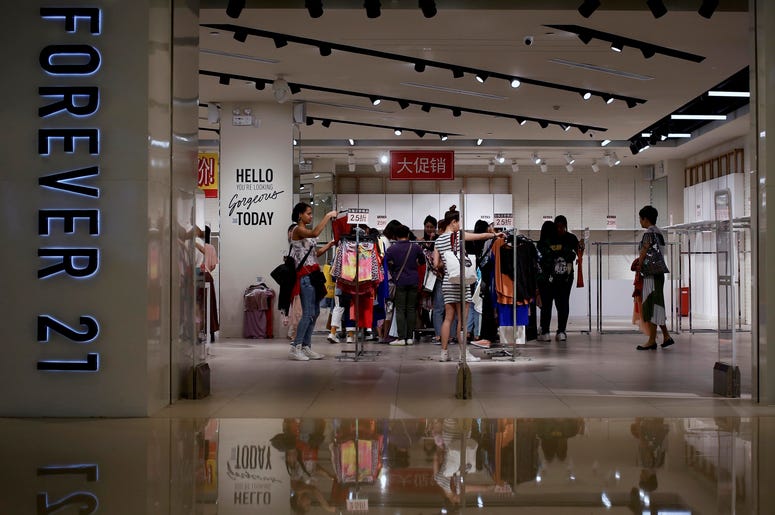 En esta imagen de archivo del martes 7 de mayo de 2019, mujeres mirando ropa en una tienda de la minorista estadounidense Forever 21, que ofrecía descuentos por liquidación en un centro comercial tras anunciar su salida del mercado chino, en Beijing. En esta imagen de archivo del martes 7 de mayo de 2019, mujeres mirando ropa en una tienda de la minorista estadounidense Forever 21, que ofrecía descuentos por liquidación en un centro comercial tras anunciar su salida del mercado chino, en Beijing.
