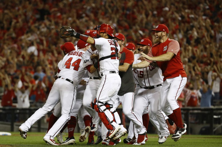Integrantes de los Nacionales de Washington celebran luego de ganar el juego de comodines de la Liga Nacional contra los Cerveceros de Milwaukee, el martes 1 de octubre de 2019, en Washington. Integrantes de los Nacionales de Washington celebran luego de ganar el juego de comodines de la Liga Nacional contra los Cerveceros de Milwaukee, el martes 1 de octubre de 2019, en Washington.