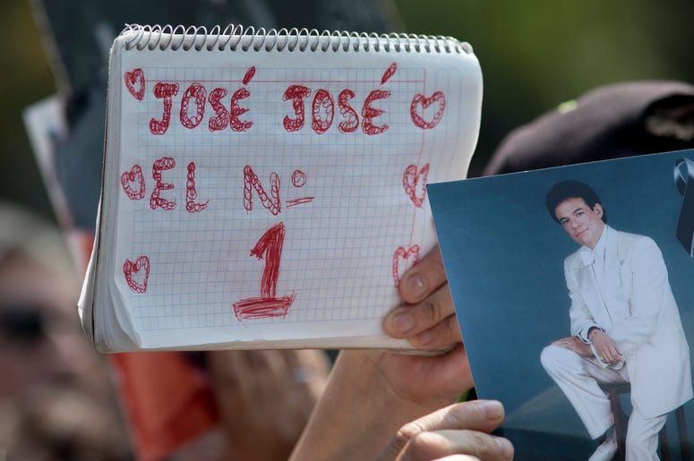 Un admirador sostiene un cuaderno con el letrero “José José el No.1” junto a una fotografía del fallecido cantante mexicano José José en un homenaje con karaoke en la Ciudad de México el viernes 4 de octubre de 2019. El llamado “Príncipe de la canción” fa Un admirador sostiene un cuaderno con el letrero “José José el No.1” junto a una fotografía del fallecido cantante mexicano José José en un homenaje con karaoke en la Ciudad de México el viernes 4 de octubre de 2019. El llamado “Príncipe de la canción” fa