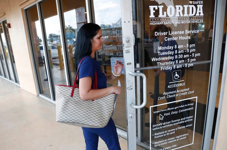 Una mujer entra a las oficinas del departamento de licencias de la agencia de Seguridad de Carreteras y Vehículos de Motor de Florida en Hialeah el 8 de octubre del 2019. El Buró del Censo de Estados Unidos les pidió a los 50 estados del país que porvean Una mujer entra a las oficinas del departamento de licencias de la agencia de Seguridad de Carreteras y Vehículos de Motor de Florida en Hialeah el 8 de octubre del 2019. El Buró del Censo de Estados Unidos les pidió a los 50 estados del país que porvean