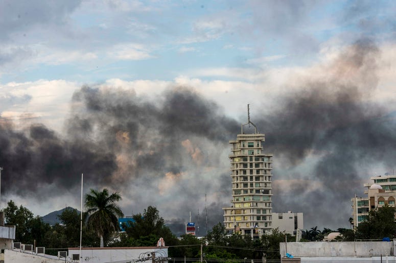 Humo procedente de la quema de autos cubre parte de la ciudad de Culiacán, México, el 17 de octubre de 2019. Humo procedente de la quema de autos cubre parte de la ciudad de Culiacán, México, el 17 de octubre de 2019.