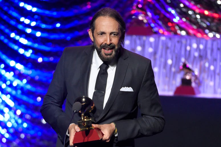 En esta foto del 19 de noviembre del 2015, Juan Luis Guerra recibe el Latin Grammy al mejor álbum tropical contemporáneo por "Todo tiene su hora" en Las Vegas. En esta foto del 19 de noviembre del 2015, Juan Luis Guerra recibe el Latin Grammy al mejor álbum tropical contemporáneo por "Todo tiene su hora" en Las Vegas.