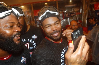 Howie Kendrick (derecha) se saca una selfie con Fernando Rodney de los Nacionales de Washington al celebrar el título de la Liga Nacional, el miércoles 16 de octubre de 2019. Howie Kendrick (derecha) se saca una selfie con Fernando Rodney de los Nacionales de Washington al celebrar el título de la Liga Nacional, el miércoles 16 de octubre de 2019.