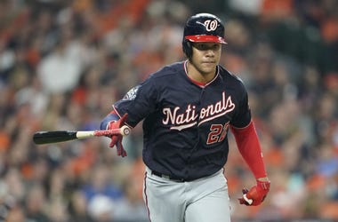 El dominicano Juan Soto, de los Nacionales de Washington, lanza el bate luego de conectar un jonrón en el primer juego de la Serie Mundial ante los Astros de Houston, el martes 22 de octubre de 2019 El dominicano Juan Soto, de los Nacionales de Washington, lanza el bate luego de conectar un jonrón en el primer juego de la Serie Mundial ante los Astros de Houston, el martes 22 de octubre de 2019