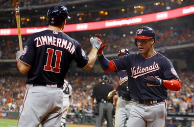 El dominicano Juan Soto festeja con Ryan Zimmerman, su compañero en los Nacionales de Washington, tras anotar en un hit de Asdrúbal Cabrera durante el segundo juego de la Serie Mundial ante los Astros de Houston, el miércoles 23 de octubre de 2019 El dominicano Juan Soto festeja con Ryan Zimmerman, su compañero en los Nacionales de Washington, tras anotar en un hit de Asdrúbal Cabrera durante el segundo juego de la Serie Mundial ante los Astros de Houston, el miércoles 23 de octubre de 2019