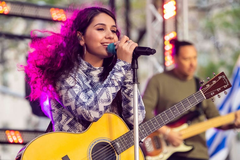 Alessia Cara canta en el programa "Today" de NBC, el viernes 11 de octubre del 2019 en la Plaza Rockefeller de Nueva York. Cara está entre los primeros artistas confirmados para actuar en la 20ma entrega anual de los Latin Grammy, el 14 de noviembre en La Alessia Cara canta en el programa "Today" de NBC, el viernes 11 de octubre del 2019 en la Plaza Rockefeller de Nueva York. Cara está entre los primeros artistas confirmados para actuar en la 20ma entrega anual de los Latin Grammy, el 14 de noviembre en La