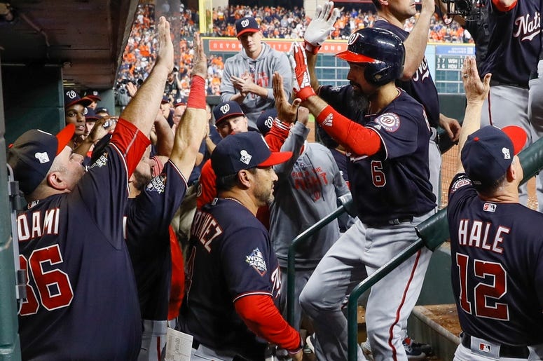 Anthony Rendón, de los Nacionales de Washington, es felicitado tras conectar un jonrón de dos carreras ante los Astros de Houston, en el sexto juego de la Serie Mundial, el martes 29 de octubre de 2019 Anthony Rendón, de los Nacionales de Washington, es felicitado tras conectar un jonrón de dos carreras ante los Astros de Houston, en el sexto juego de la Serie Mundial, el martes 29 de octubre de 2019