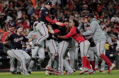Los Nacionales de Washington festejan tras ganar el séptimo partido de la Serie Mundial frente a los Astros de Houston, el miércoles 30 de octubre de 2019, en Houston. Los Nacionales de Washington festejan tras ganar el séptimo partido de la Serie Mundial frente a los Astros de Houston, el miércoles 30 de octubre de 2019, en Houston.
