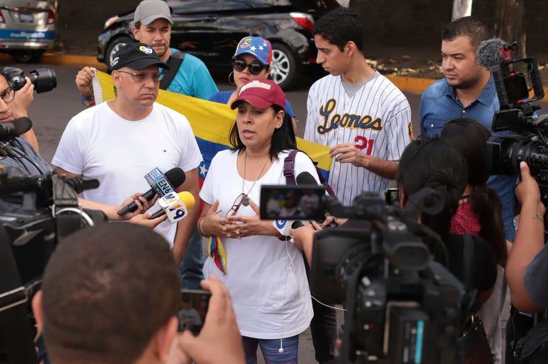 Algunos venezolanos hablan con la prensa frente a la embajada de su nación acerca de la orden del gobierno salvadoreño de expulsar a diplomáticos venezolanos en San Salvador, El Salvador, el domingo 3 de noviembre de 2019. Algunos venezolanos hablan con la prensa frente a la embajada de su nación acerca de la orden del gobierno salvadoreño de expulsar a diplomáticos venezolanos en San Salvador, El Salvador, el domingo 3 de noviembre de 2019.