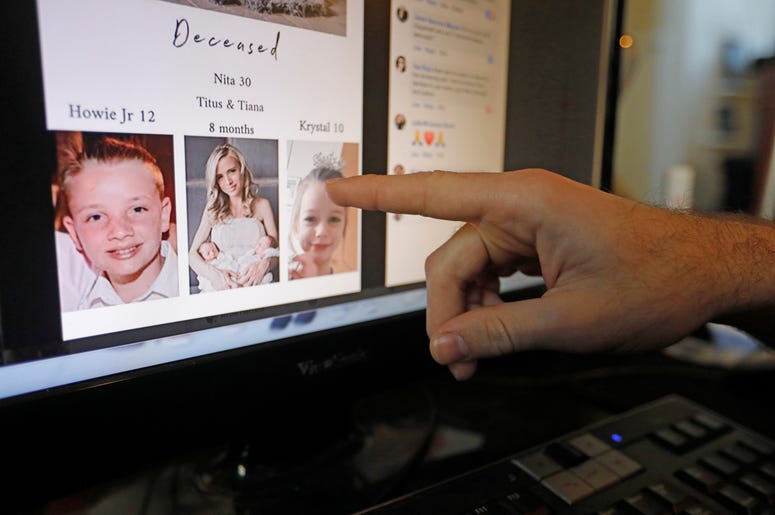 Austin Cloes señala en una pantalla de computadora una foto de sus familiares Rhonita Miller y su familia, que fueron asesinados en México, el martes 5 de noviembre de 2019 en Herriman, Utah. Austin Cloes señala en una pantalla de computadora una foto de sus familiares Rhonita Miller y su familia, que fueron asesinados en México, el martes 5 de noviembre de 2019 en Herriman, Utah.