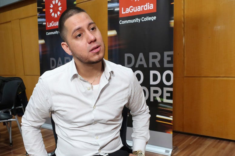 En esta foto del 7 de noviembre de 2019, Martin Batalla Vidal, receptor de la Acción Diferida para los Llegados en la Infancia, habla sobre su demanda para preservar el programa en Nueva York. Vidal es uno de los principales demandantes en uno de los caso En esta foto del 7 de noviembre de 2019, Martin Batalla Vidal, receptor de la Acción Diferida para los Llegados en la Infancia, habla sobre su demanda para preservar el programa en Nueva York. Vidal es uno de los principales demandantes en uno de los caso
