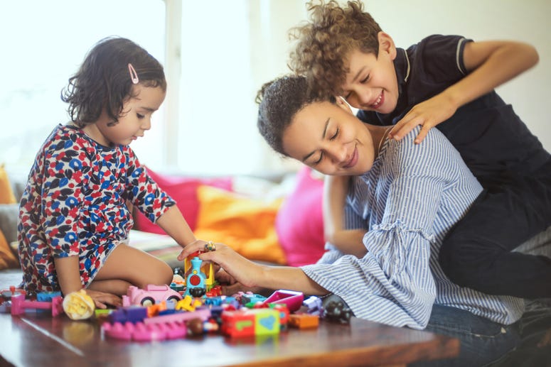 Familia jugando con blocks y juguetes Familia jugando con blocks y juguetes