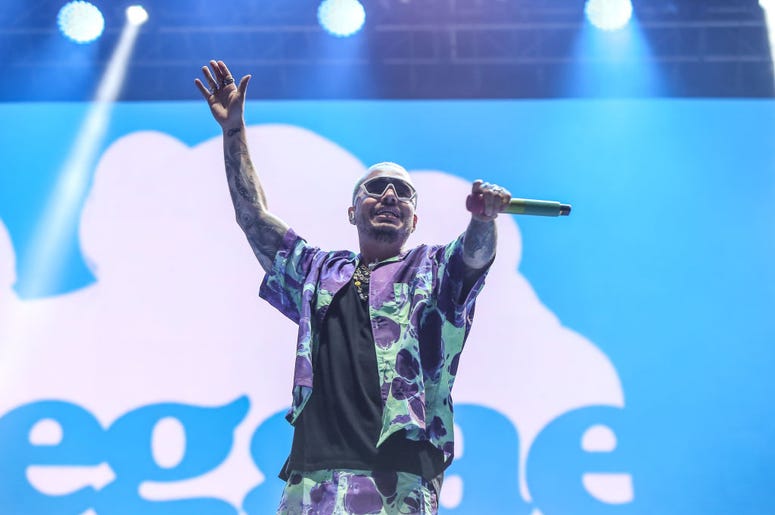 J Balvin en tarima J Balvin en tarima