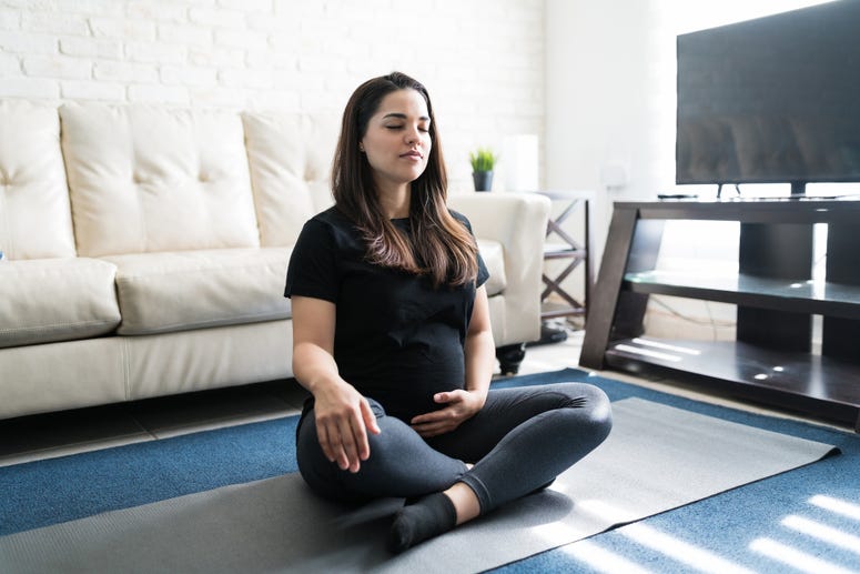 Mujer meditando en casa
