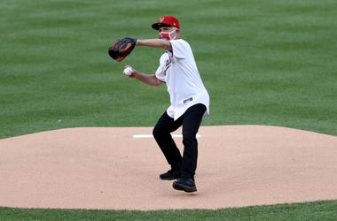 Dr. Fauci first pitch dr. Fauci lanzando la pelota en el opening day en el Nats Park