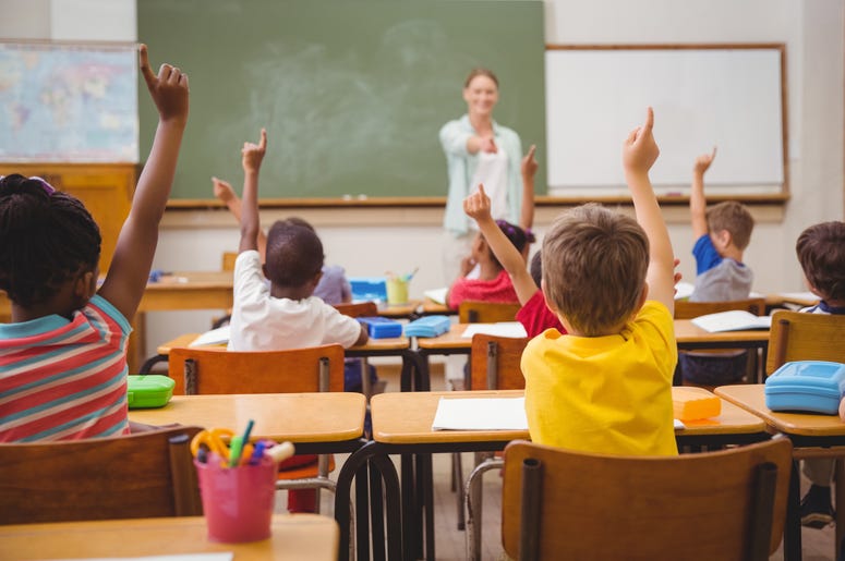 Niños en salón de clase con maestra Niños en salón de clase con maestra