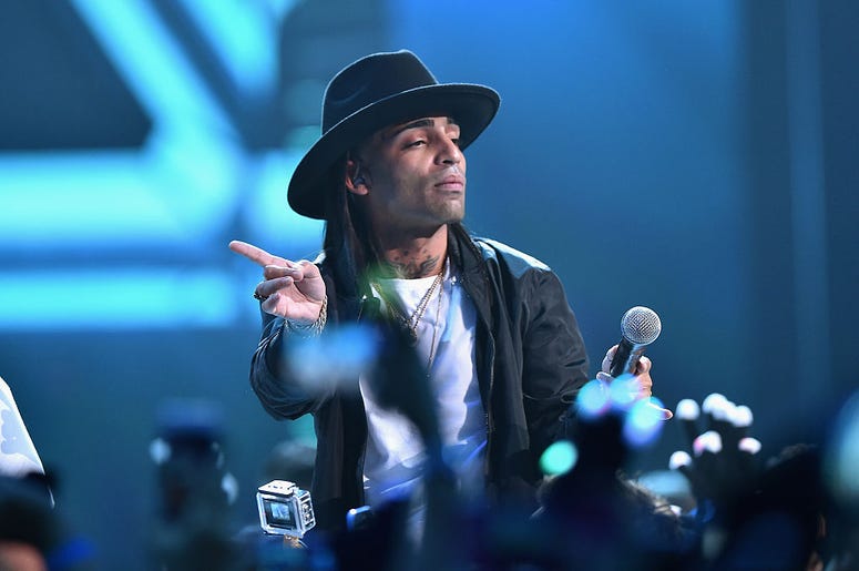 Arcangel performs onstage at Univision's Premios Juventud 2015 at Bank United Center on July 16, 2015 in Miami, Florida. Arcangel performs onstage at Univision's Premios Juventud 2015 at Bank United Center on July 16, 2015 in Miami, Florida.