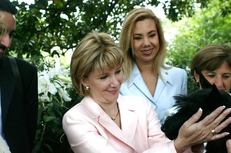 Ana Ligia Mixco Sol de Saca (C), wife of President Antonio Saca of El Salvador, greets Barney, the Bush family dog, after having coffee at the White House July 13, 2004 in Washington, DC. Ana Ligia Mixco Sol de Saca (C), wife of President Antonio Saca of El Salvador, greets Barney, the Bush family dog, after having coffee at the White House July 13, 2004 in Washington, DC.