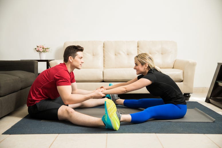 Pareja haciendo ejercicios en casa Pareja haciendo ejercicios en casa