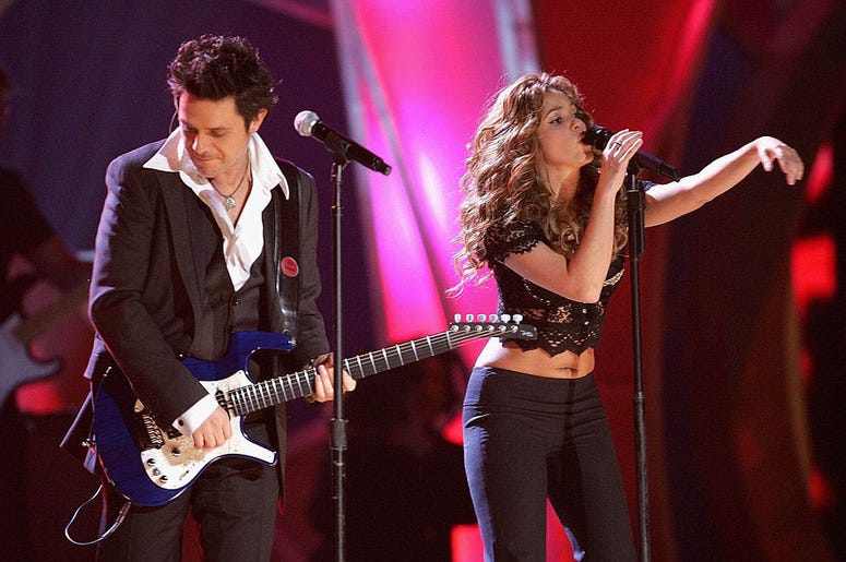 Singer Shakira performs with singer Alejandro Sanz onstage at the 7th Annual Latin Grammy Awards at Madison Square Garden November 2, 2006 in New York City. Singer Shakira performs with singer Alejandro Sanz onstage at the 7th Annual Latin Grammy Awards at Madison Square Garden November 2, 2006 in New York City.