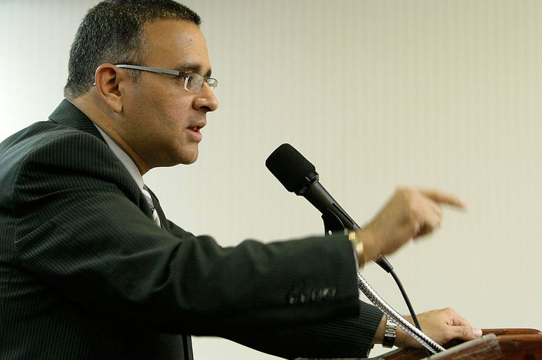 Salvadoran presidential candidate for the Farabundo Marti National Liberation Front (FMLN) party in El Salvador Mauricio Funes speaks to the media at the National Press Club December 18, 2007 in Washington, DC. Funes, a journalist turned politician, is vi Salvadoran presidential candidate for the Farabundo Marti National Liberation Front (FMLN) party in El Salvador Mauricio Funes speaks to the media at the National Press Club December 18, 2007 in Washington, DC. Funes, a journalist turned politician, is vi