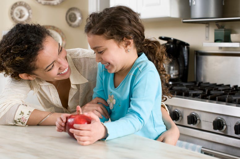 Madre e hija en la cocina Madre e hija en la cocina