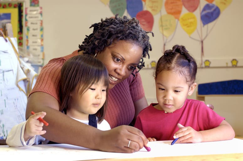Maestra con sus estudiantes Diverse classroom